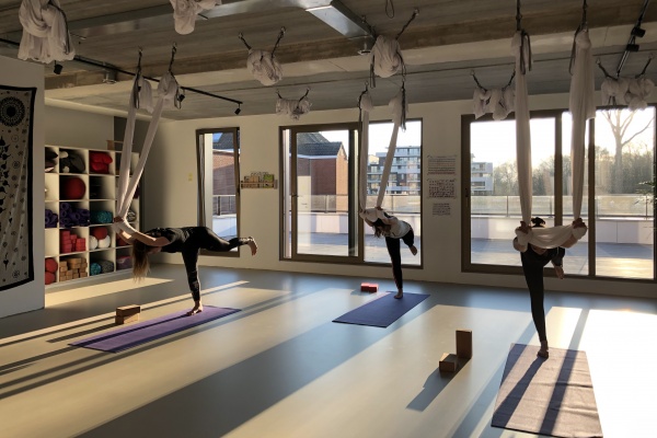 yoga-brugge-aerial-yoga08.jpg